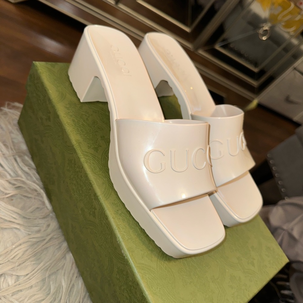 Authentic Gucci White heeled sandal.